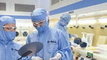 BASF Chemielaboranten begutachten die Oberflächenstruktur eines Siliziumwafers. Im Reinraumlabor führen die BASF-Experten Anwendungstests in den Bereichen Chemie und Oberflächenbearbeitung von Halbleitern durch. Als einer der Marktführer in Asien und Europa verfügt BASF über ein großes Know-how im Bereitstellen von Prozesschemikalien und Lösungen für die Halbleiterindustrie.
Abdruck honorarfrei. Copyright by BASF.
Chemical lab technicians inspect the surface structure of a silicon wafer. In the clean room laboratory, BASF experts carry out application tests in chemistry and in semiconductor surface conditioning. As a leading market player in Asia and Europe, BASF has strong expertise in delivering process chemicals and solutions for the semiconductor industry.
Print free of charge. Copyright by BASF. BASF Chemielaboranten begutachten die Oberflächenstruktur eines Siliziumwafers. Im Reinraumlabor führen die BASF-Experten Anwendungstests in den Bereichen Chemie und Oberflächenbearbeitung von Halbleitern durch. Als einer der Marktführer in Asien und Europa verfügt BASF über ein großes Know-how im Bereitstellen von Prozesschemikalien und Lösungen für die Halbleiterindustrie.
Abdruck honorarfrei. Copyright by BASF.
Chemical lab technicians inspect the surface structure of a silicon wafer. In the clean room laboratory, BASF experts carry out application tests in chemistry and in semiconductor surface conditioning. As a leading market player in Asia and Europe, BASF has strong expertise in delivering process chemicals and solutions for the semiconductor industry.
Print free of charge. Copyright by BASF.